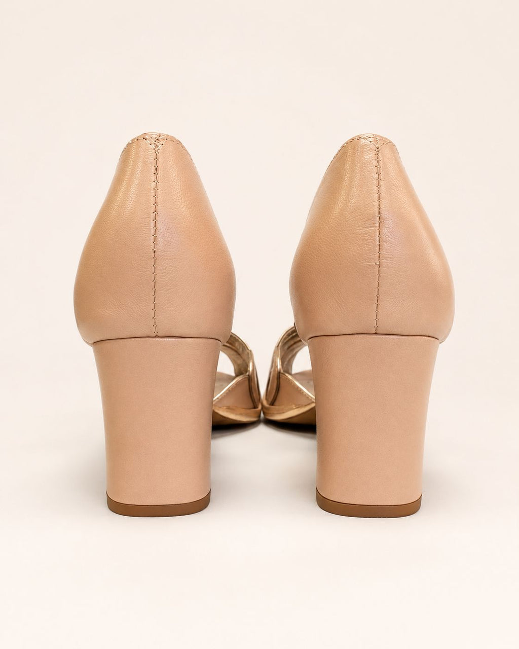 Peep Toe Layla em Couro Legítimo Nude Rose - Detalhes em Prata Velho