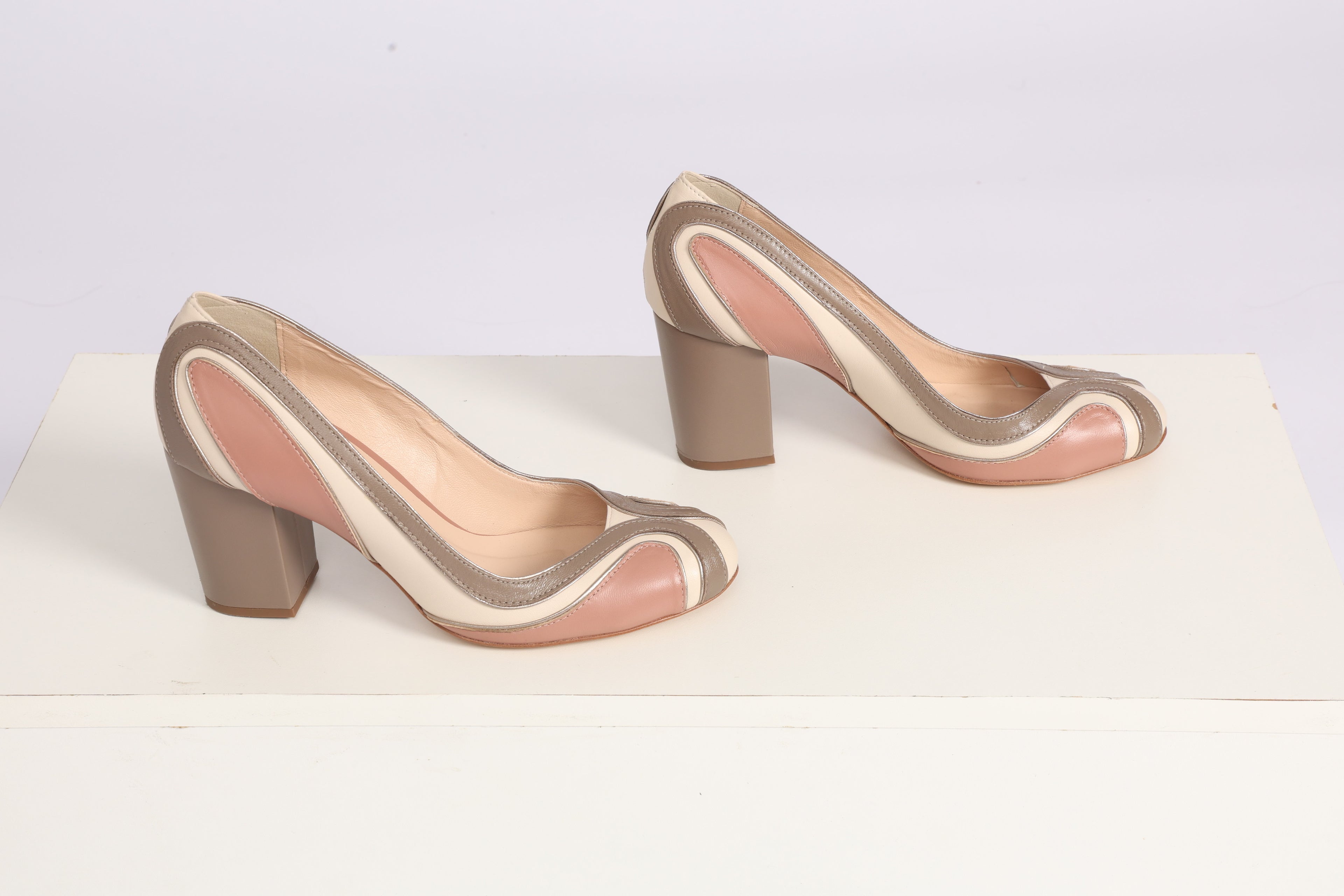 Scarpin Ticiane Fendi, Off White e Rose