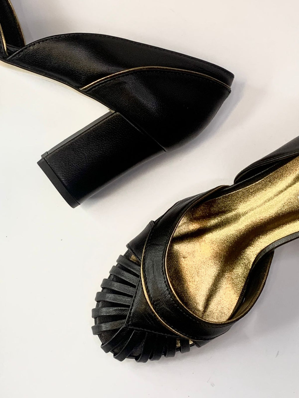 Sapato Lírio Preto em Couro Legítimo - Detalhes em Prata Velho