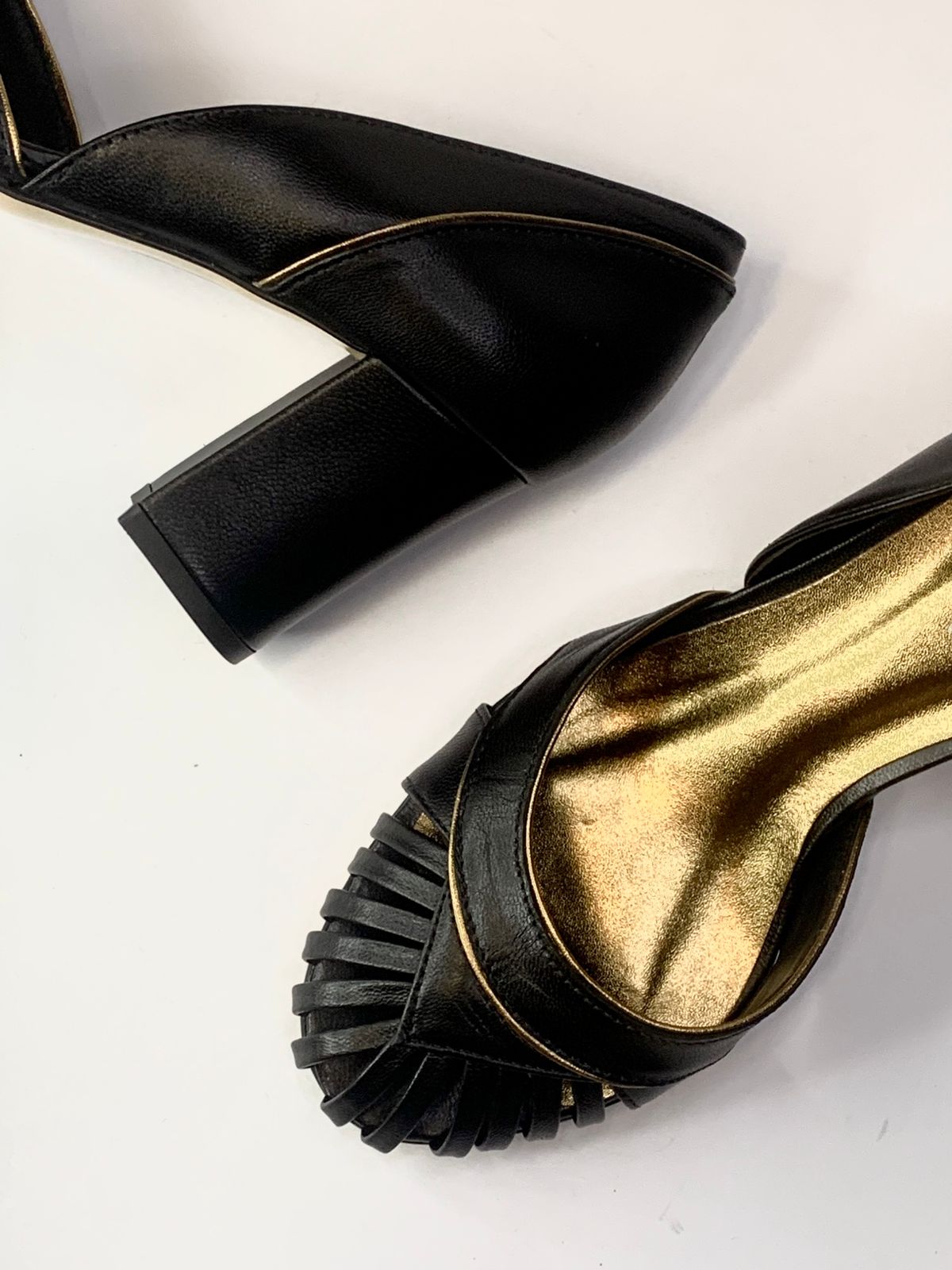 Sapato Lírio Preto em Couro Legítimo - Detalhes em Prata Velho