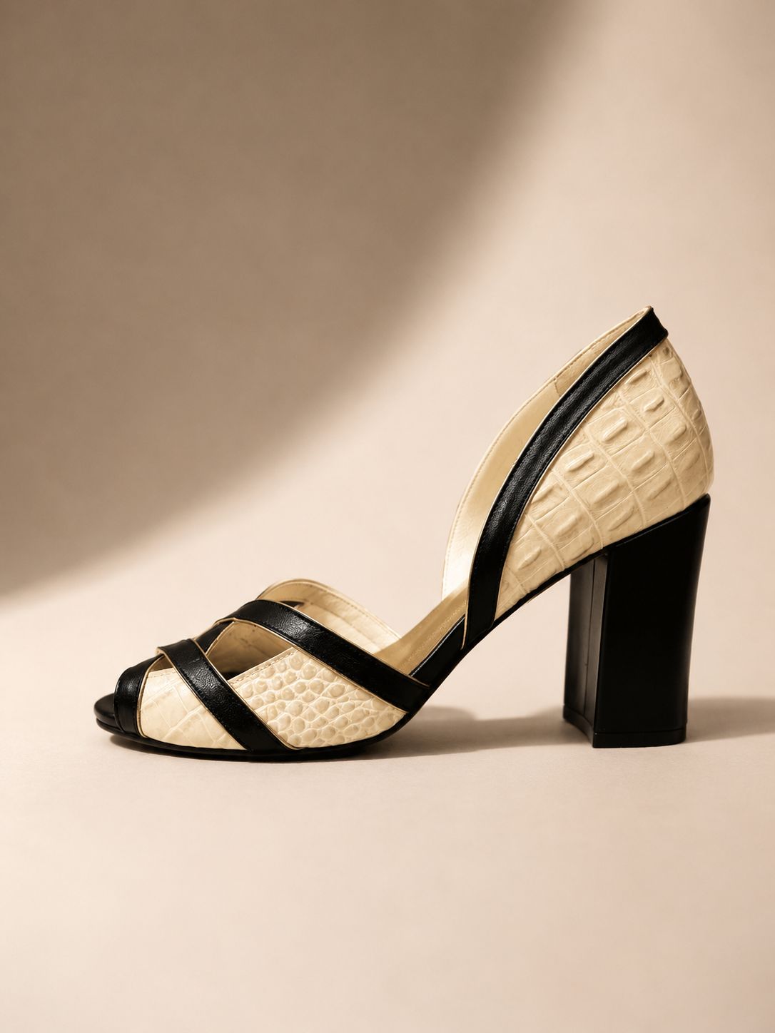 Peep Toe Giulia em Couro Legítimo Preto - Detalhes em Croco Off White