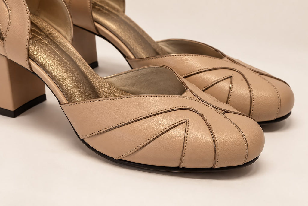 Scarpin Gaia — Couro nude com Detalhes em Ouro Velho