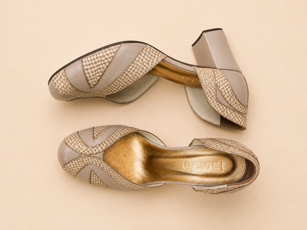 Scarpin Gaia — Couro Nude com Detalhes Texturizados Salto bloco