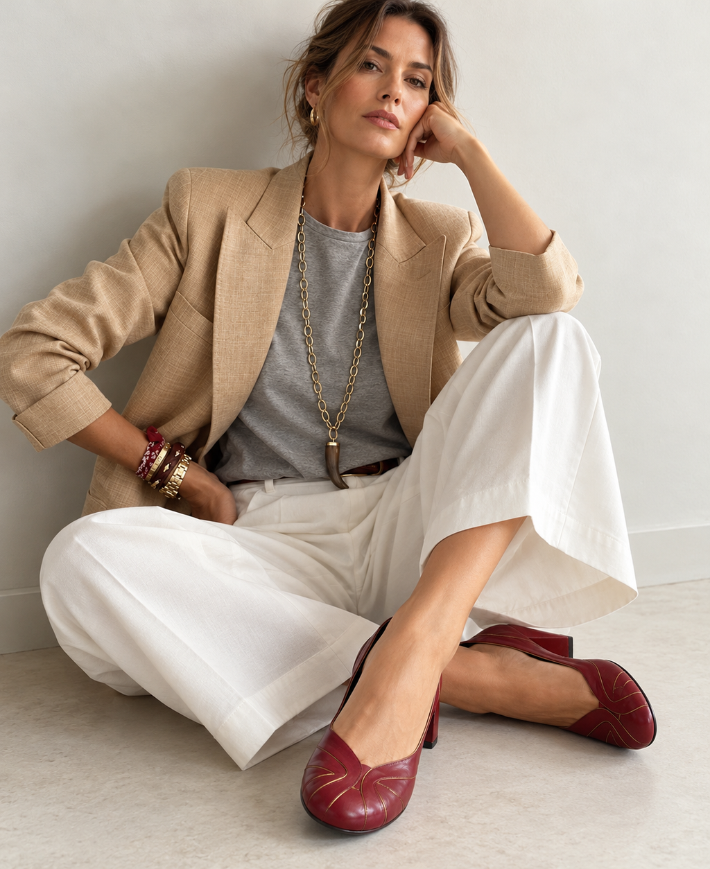 Scarpin Gaia — Couro Vinho com Detalhes em Ouro Velho