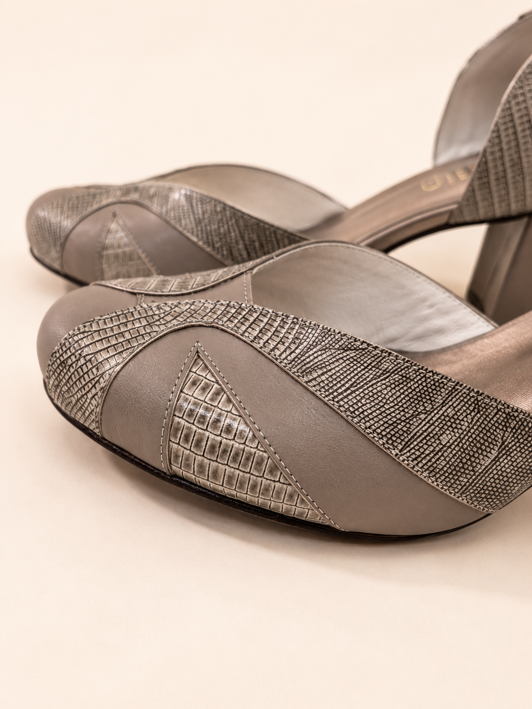 Scarpin Gaia — Couro Cinza Fendi com Detalhes Texturizados Salto bloco