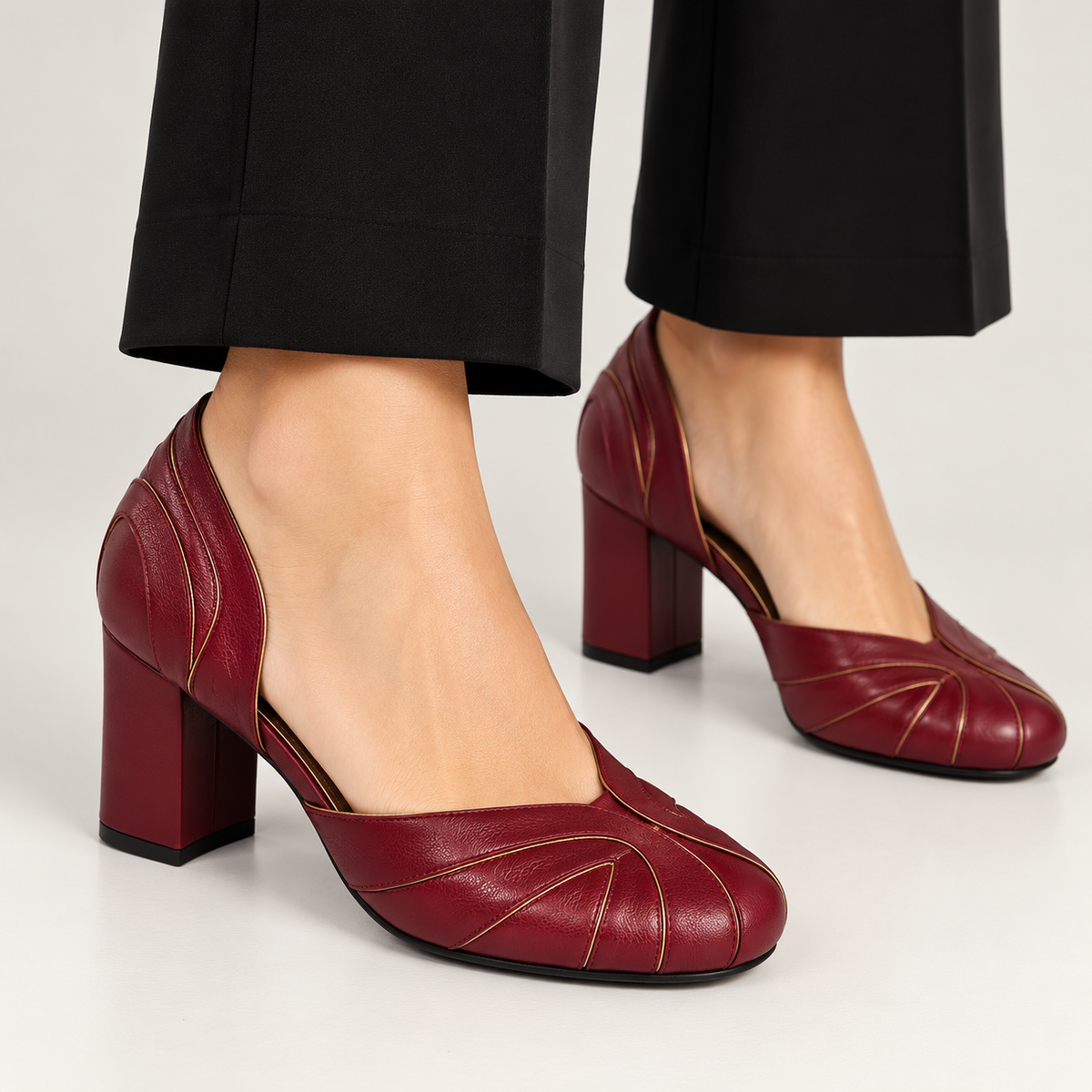 Scarpin Gaia — Couro Vinho com Detalhes em Ouro Velho