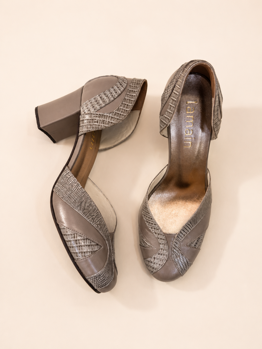 Scarpin Gaia — Couro Cinza Fendi com Detalhes Texturizados Salto bloco
