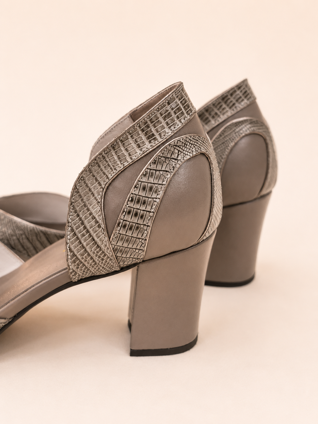 Scarpin Gaia — Couro Cinza Fendi com Detalhes Texturizados Salto bloco