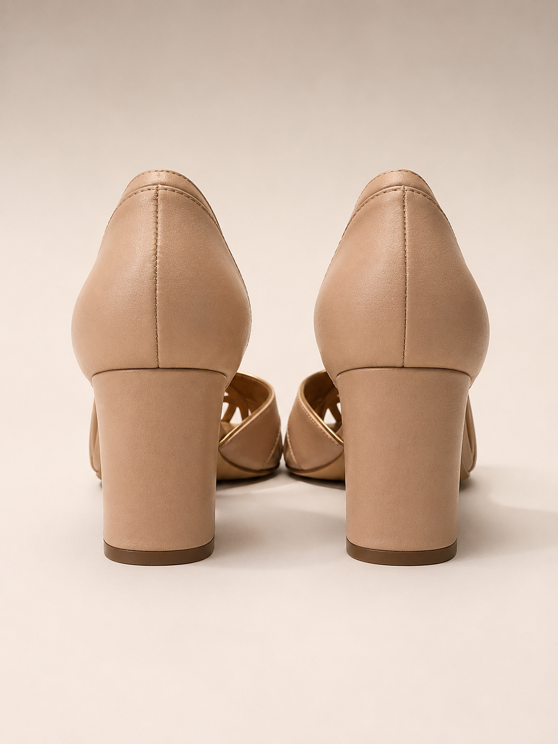 Sapato Lírio em Couro Legítimo Nude Rose - Detalhes em Ouro Velho