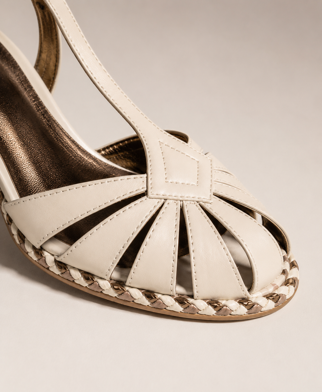 Sapato Antônia em Couro Legítimo Off White - Detalhes em nude e Ouro Velho