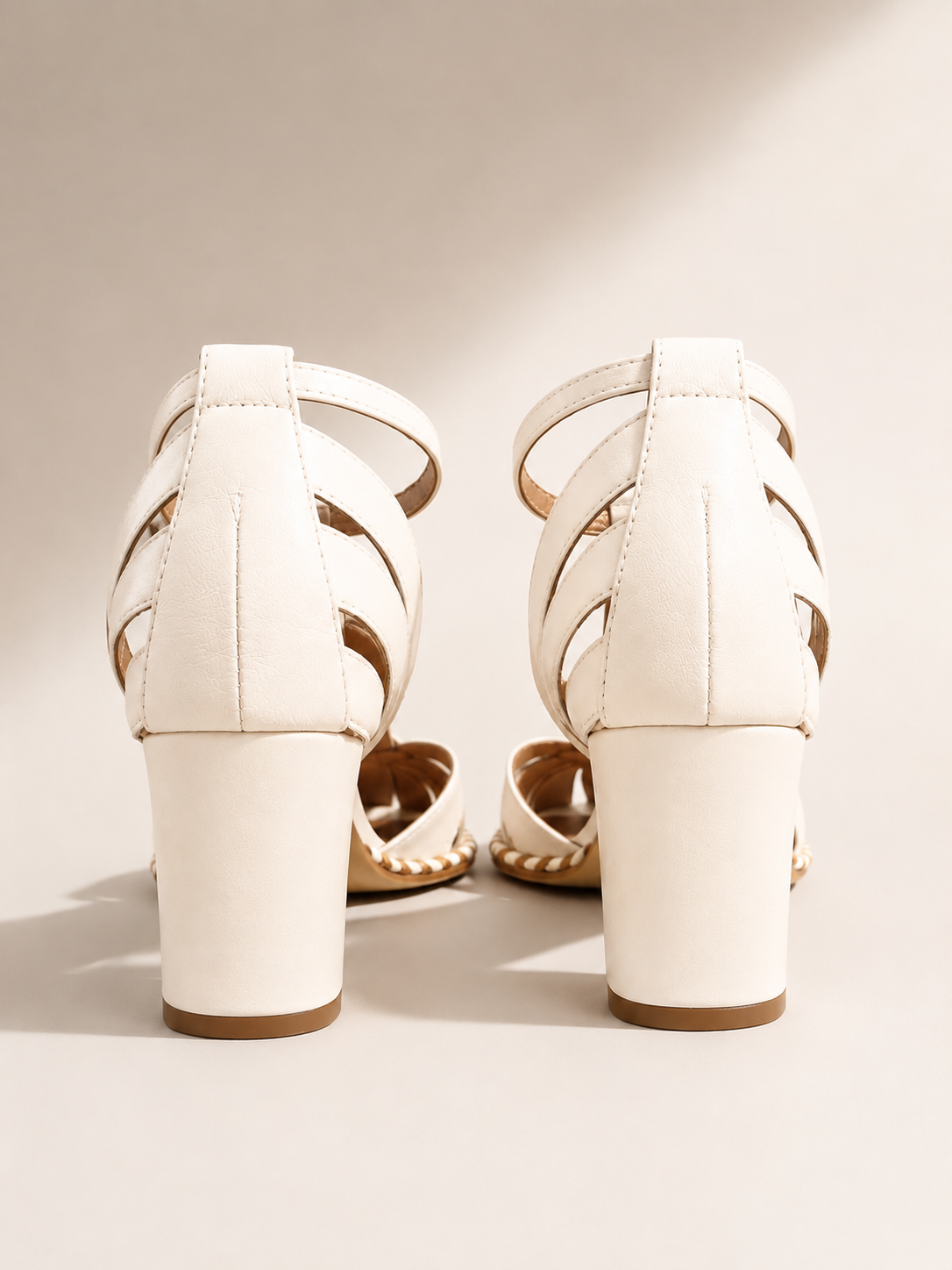 Sapato Antônia em Couro Legítimo Off White - Detalhes em nude e Ouro Velho