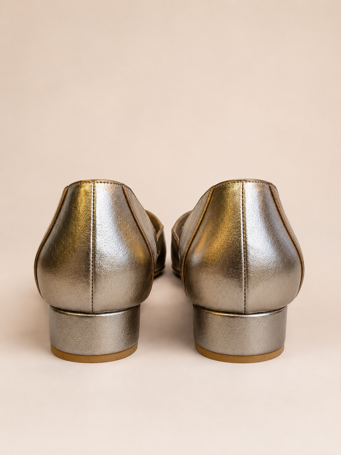 Mocassim Hilda em Prata Velho - Detalhes em Ouro Velho Salto Baixo