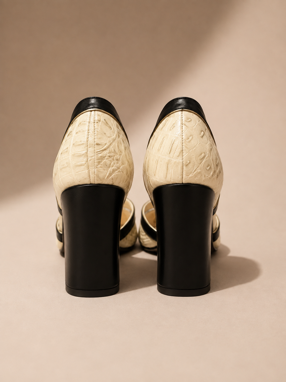 Peep Toe Giulia em Couro Legítimo Preto - Detalhes em Croco Off White