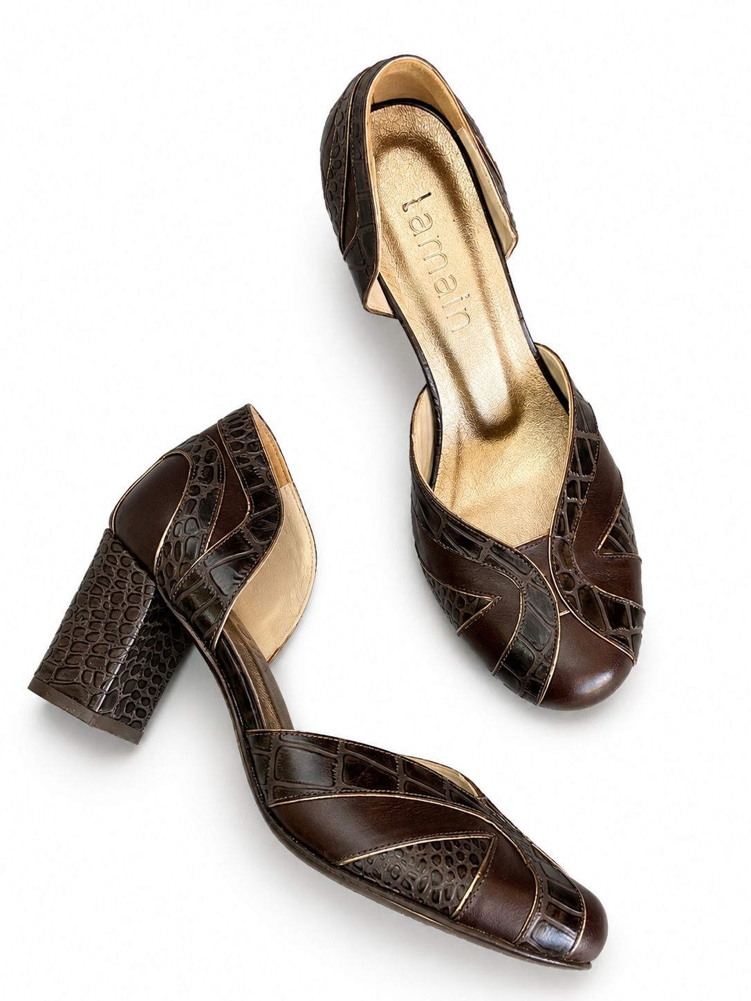 Scarpin Gaia — Couro Café com Detalhes Texturizados Croco Salto bloco