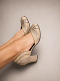 Scarpin Gaia — Couro Nude com Detalhes Texturizados Salto bloco