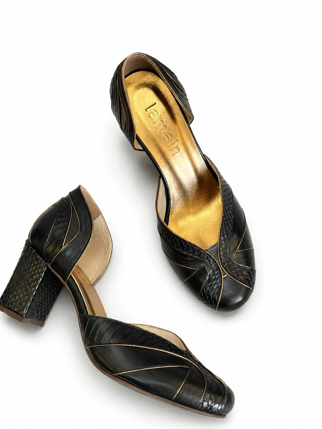 Scarpin Gaia — Couro Preto com Detalhes Texturizados em Píton