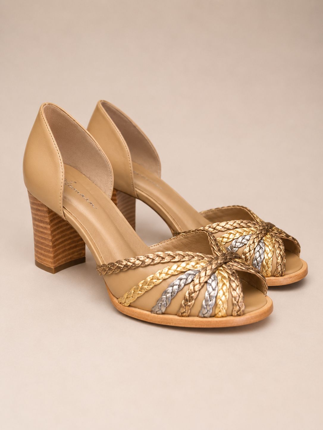 Peep Toe Débora em Couro Legítimo Nude - Detalhes em Ouro Velho