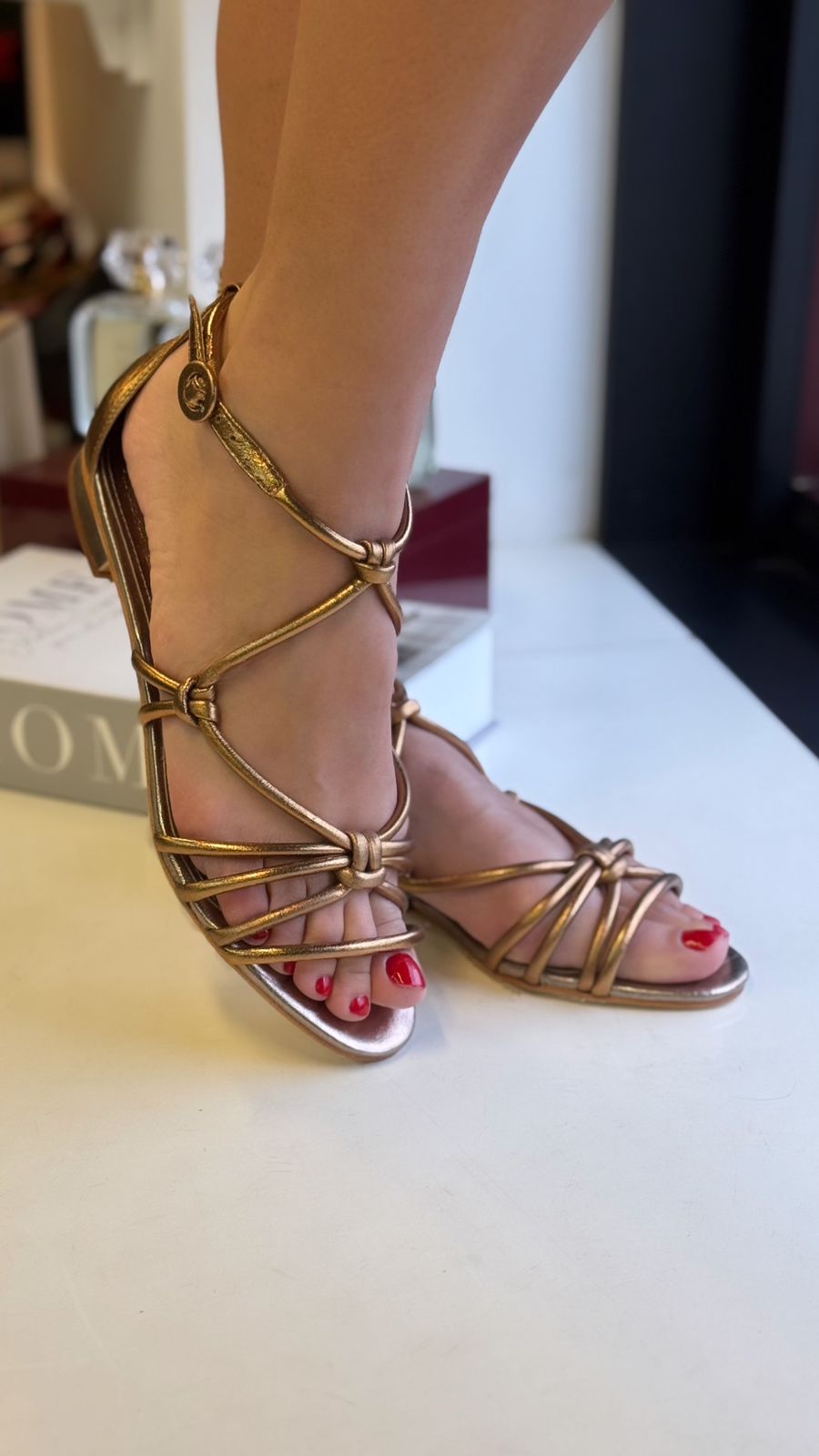 Sandália Rasteira Teodora Ouro Velho