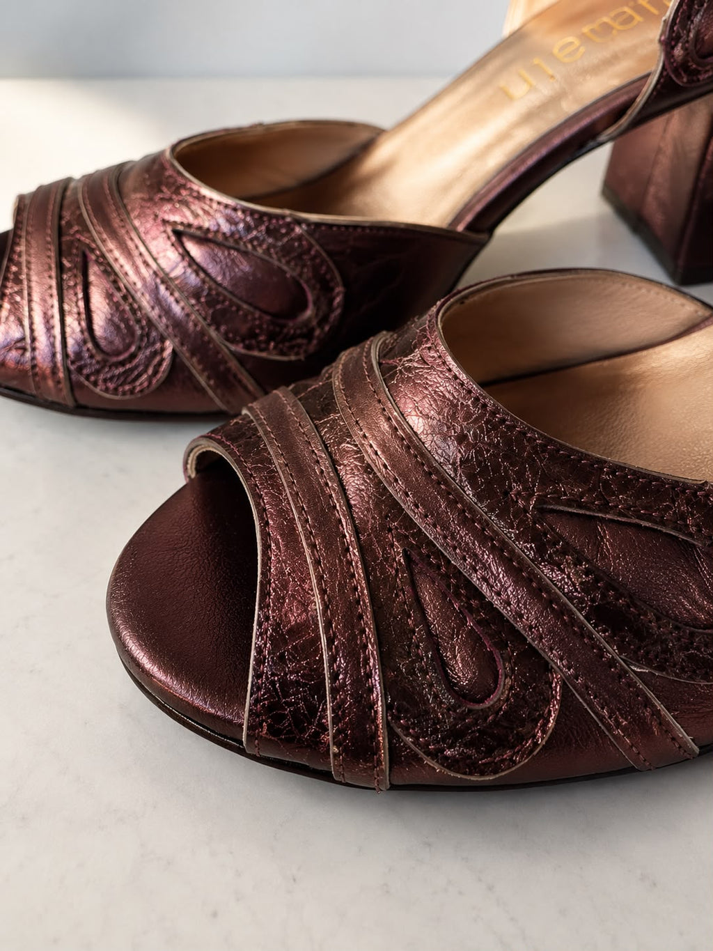 Peep Toe Tina em Couro Legítimo Bronze - Detalhes em Escamalas