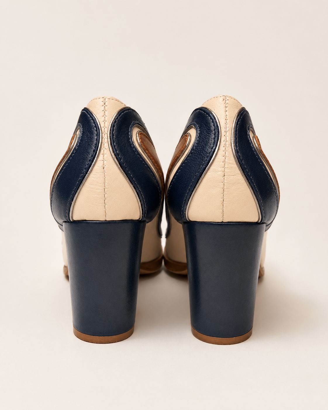 Scarpin Ticiane em Couro Legítimo Marinho - Detalhes em Caramelo e Off White