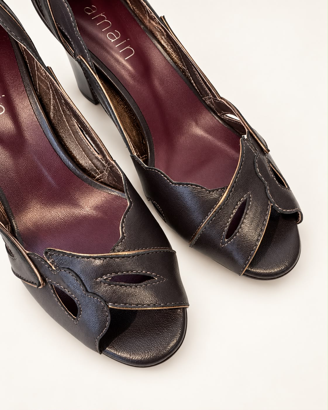 Peep Toe Fiorella em Couro Legítimo Café - Detalhes em Ouro Velho