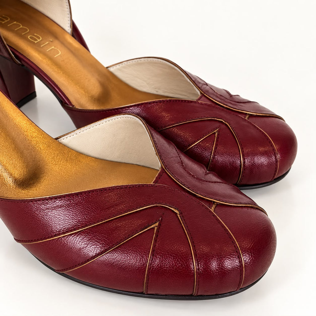Scarpin Gaia — Couro Vinho com Detalhes em Ouro Velho