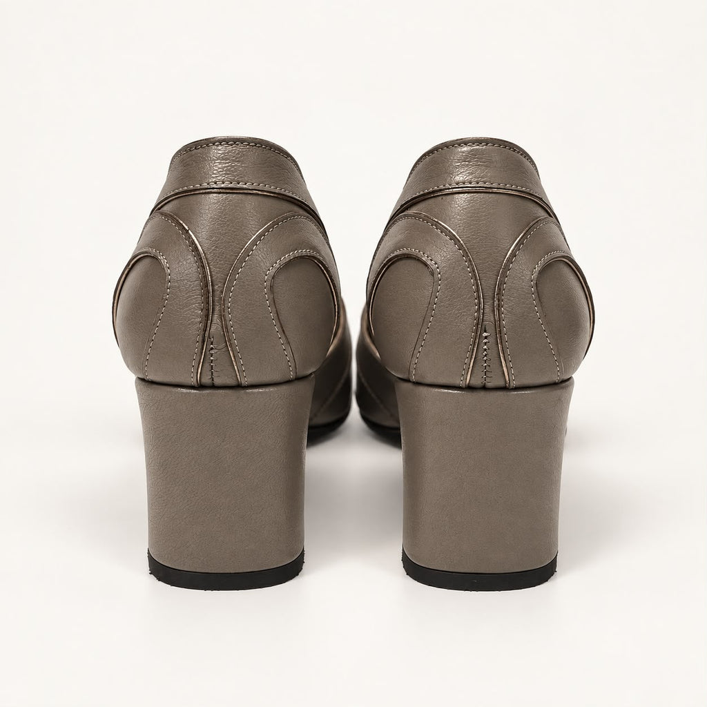 Scarpin Gaia — Couro Fendi com Detalhes em Prata Velho