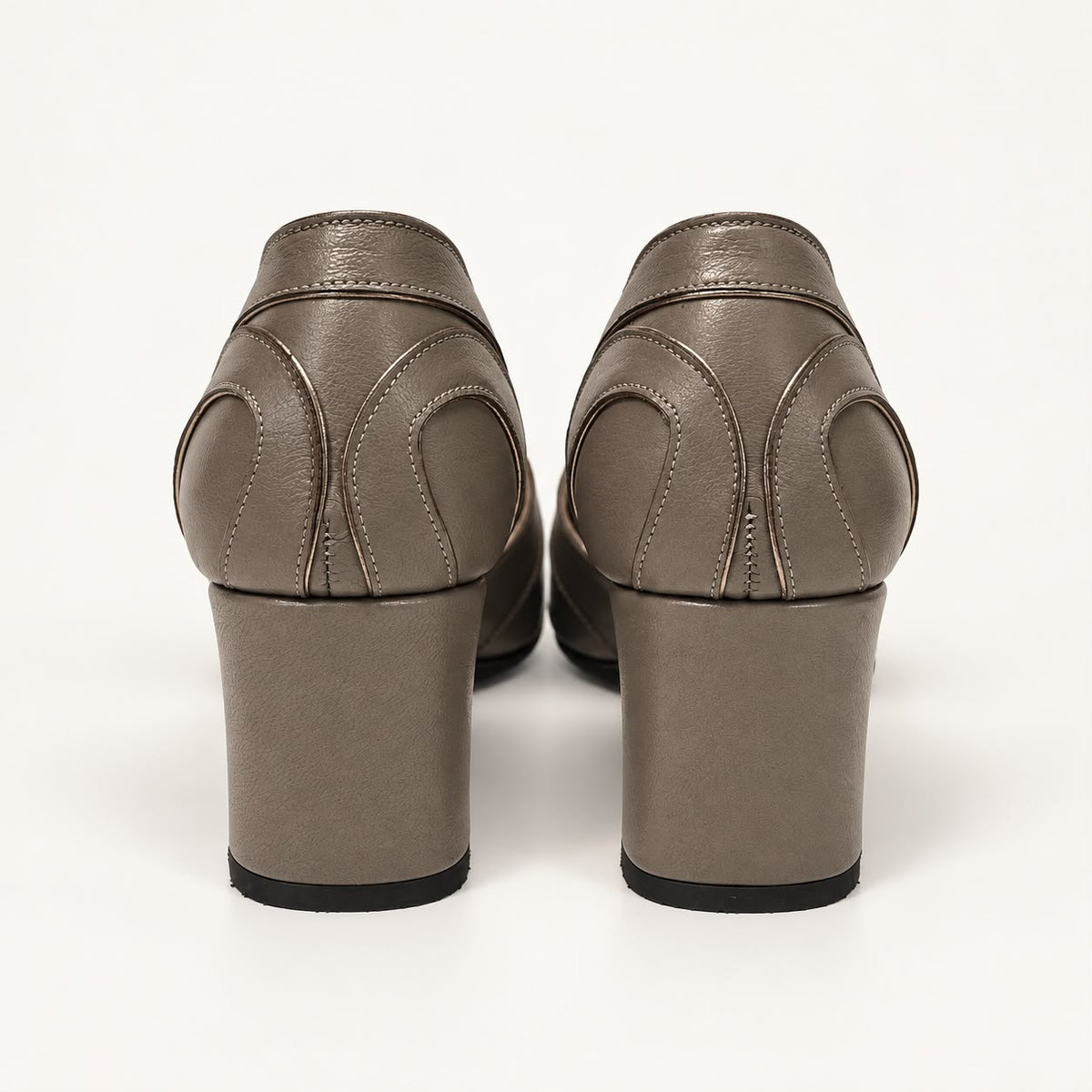 Scarpin Gaia — Couro Fendi com Detalhes em Prata Velho