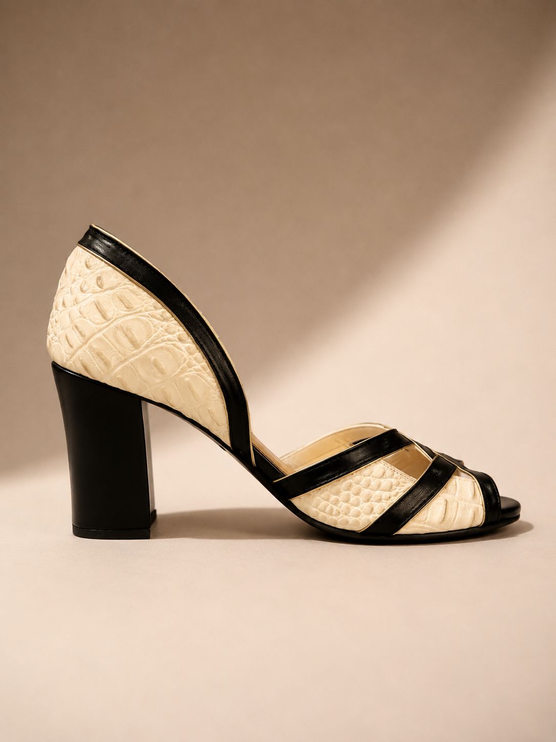 Peep Toe Giulia em Couro Legítimo Preto - Detalhes em Croco Off White