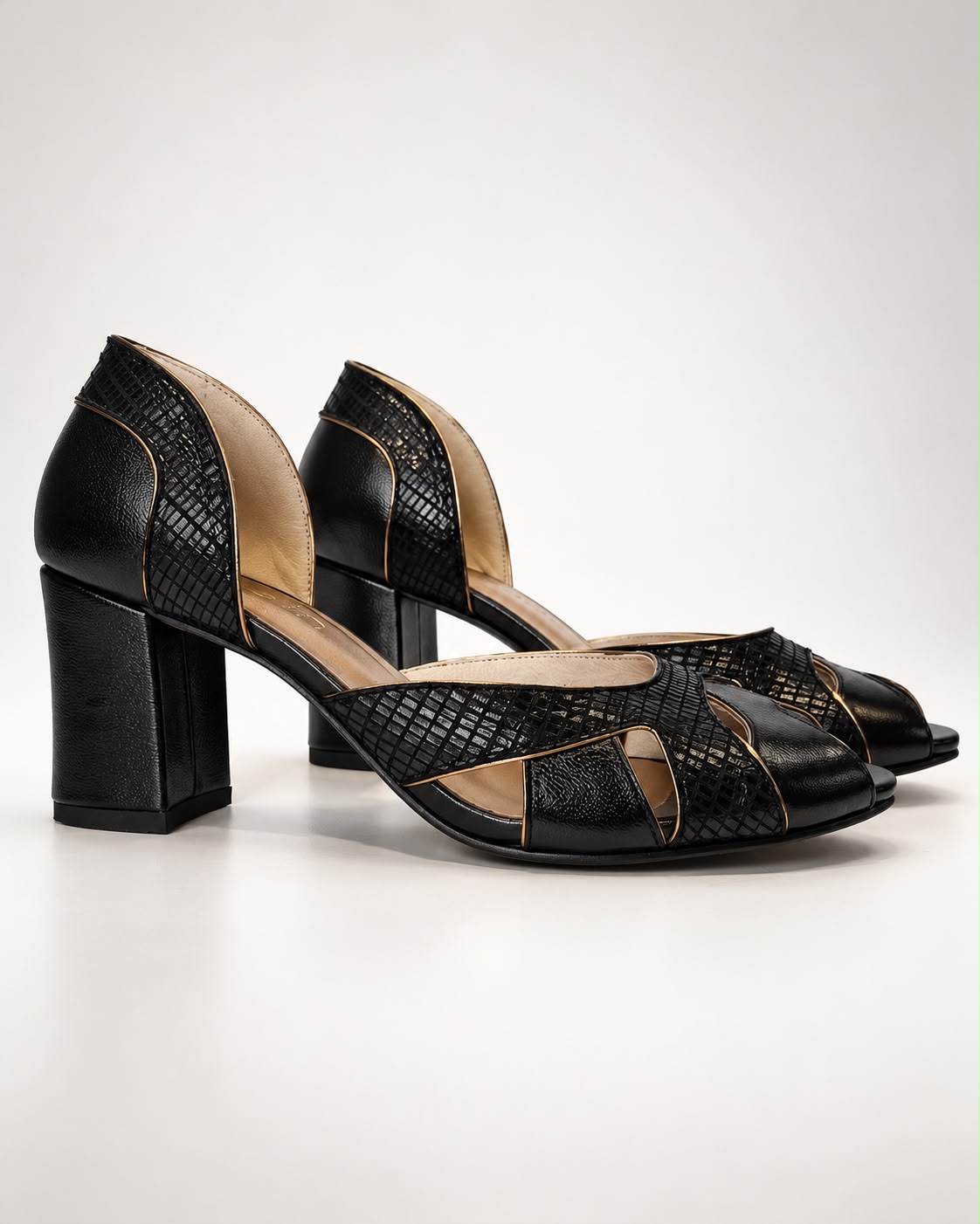 Peep Toe Simone em Couro Legítimo Preto - Detalhes em Leazar