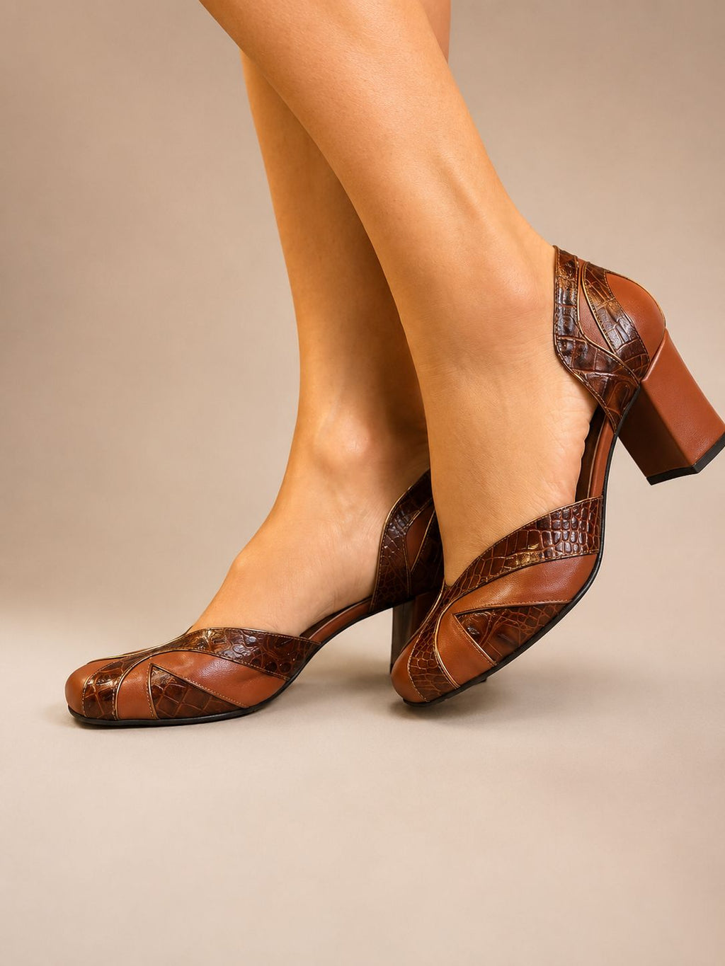 Scarpin Gaia — Couro Caramelo com Detalhes Texturizados