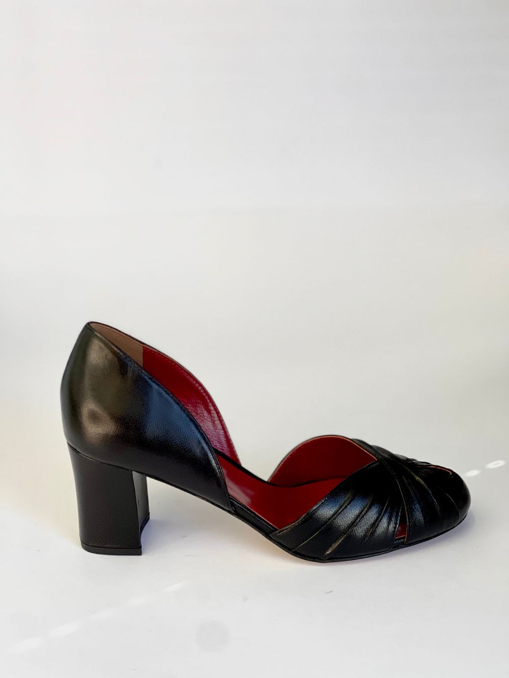 Sapato Liz em couro Legítimo Preto - Detalhe em Gota