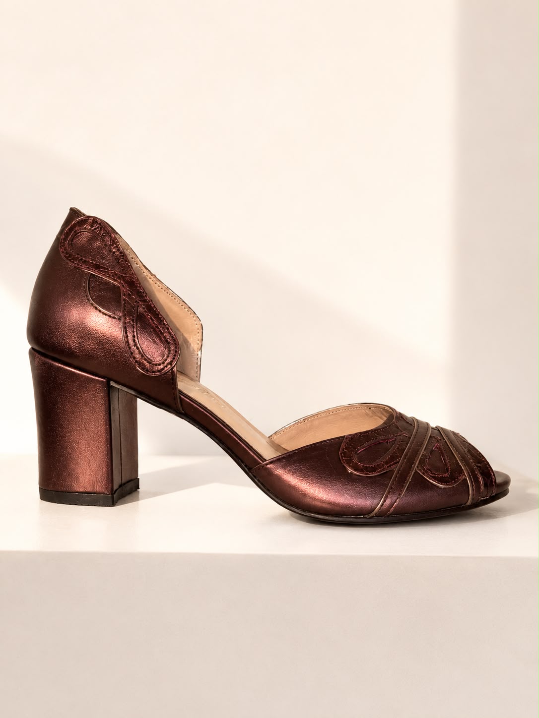 Peep Toe Tina em Couro Legítimo Bronze - Detalhes em Escamalas