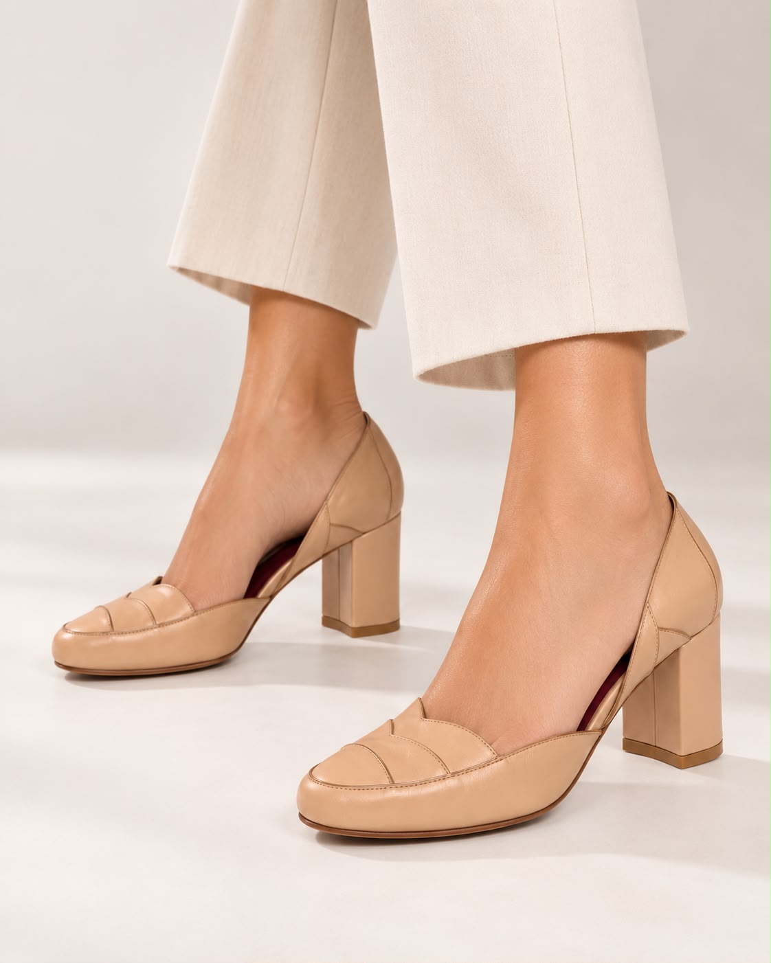 Sapato Boneca Hilda em Nude Pessego - Detalhes em Ouro Velho