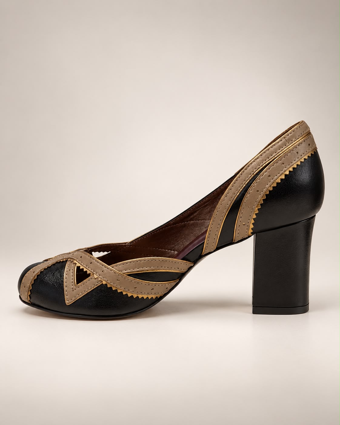 Sapato Giorgia em Couro Legítimo Preto - Detalhes em Fendi e Ouro Velho