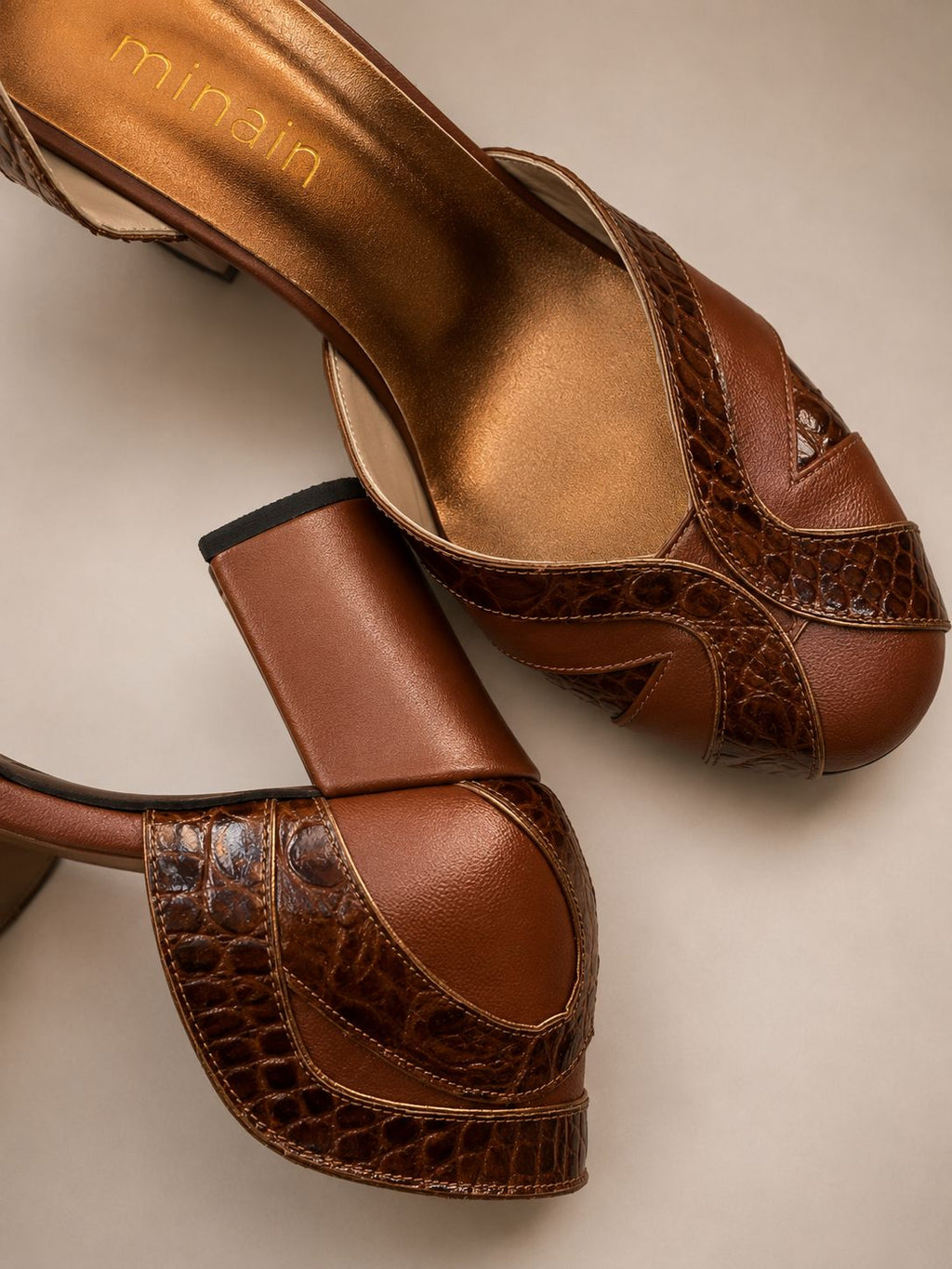 Scarpin Gaia — Couro Caramelo com Detalhes Texturizados