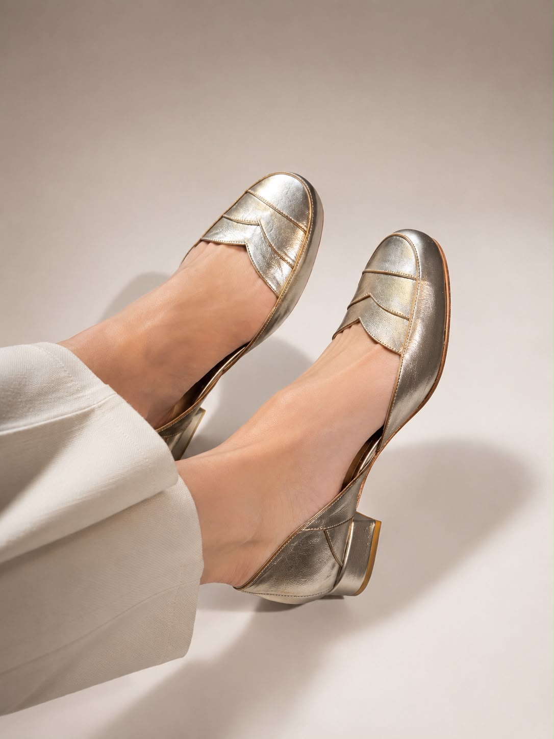 Mocassim Hilda em Prata Velho - Detalhes em Ouro Velho Salto Baixo